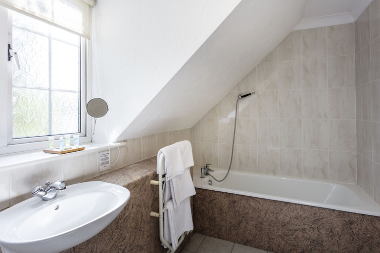 Bathroom 4, Roydon Marina Village Hotel, Hertfordshire