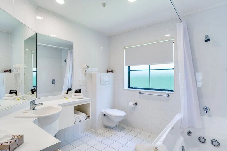 Bathroom 4, Cumberland Court Motel, Hastings city