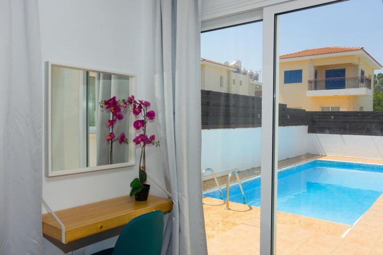 Others 5, Villa Sirina