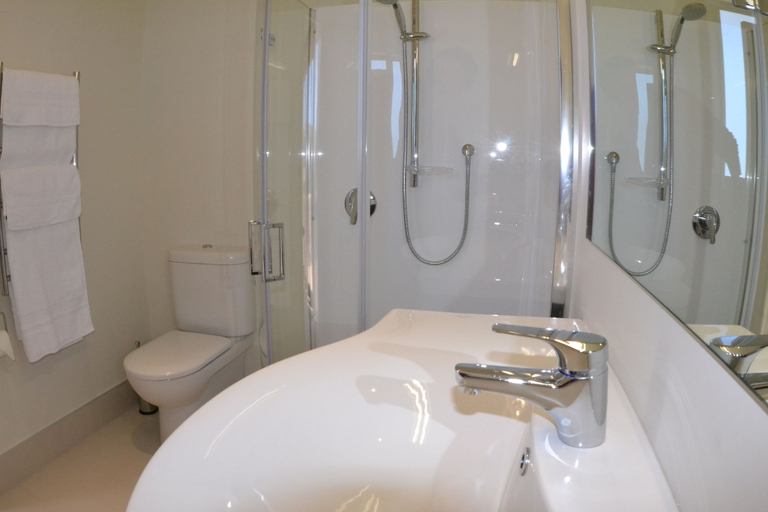 Bathroom 5, Pine Hill Lodge, Tasman