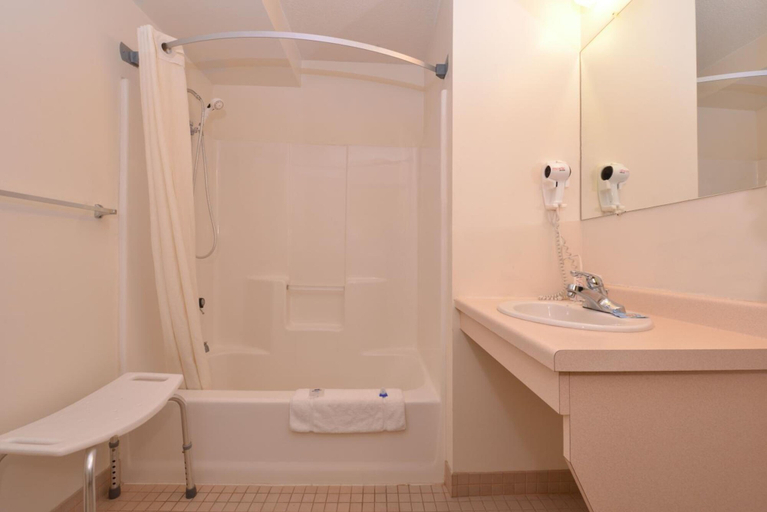 Bathroom, AmeriVu Inn, Price