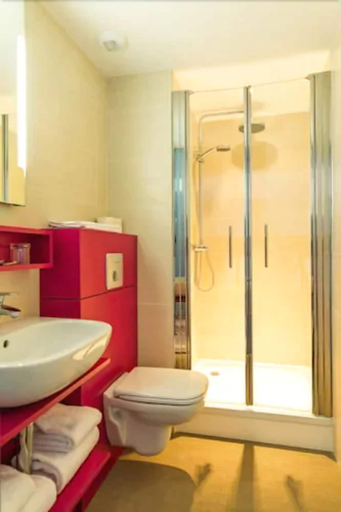 Bathroom 4, Hôtel Le Père Léon, Haute-Garonne