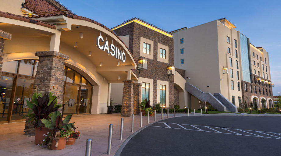Exterior & Views 2, del Lago Resort & Casino, Seneca