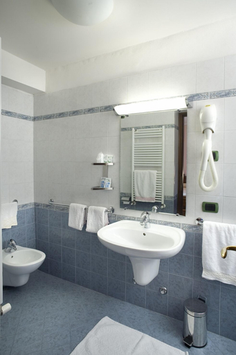 Bathroom 5, Hotel Pace, Brescia