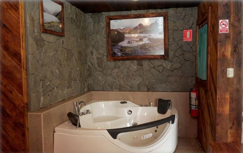 Bathroom 4, Estancia San Juan, Cuenca