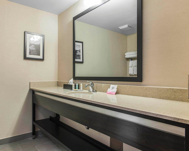 Bathroom 4, Quality Inn & Suites, Frontenac