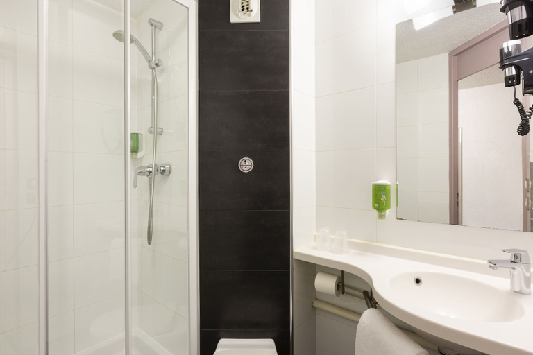 Bathroom 3, B&B HOTEL Marne-la-Vallée Chelles, Seine-et-Marne