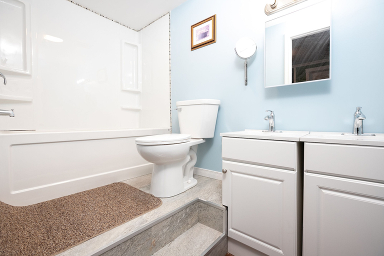 Bathroom 3, Lily's Garden, Queens
