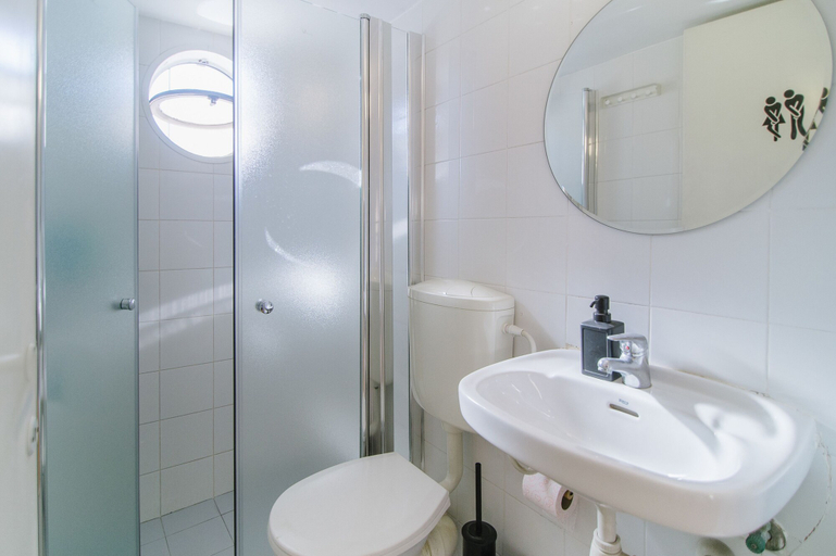Bathroom 4, Flea Market Studios