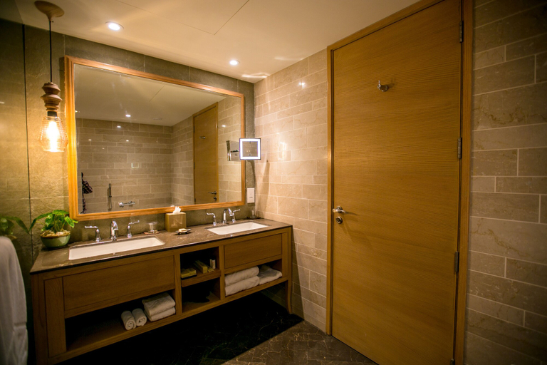 Bathroom 5, Taj Fisherman's Cove Resort & Spa, Chennai, Kancheepuram