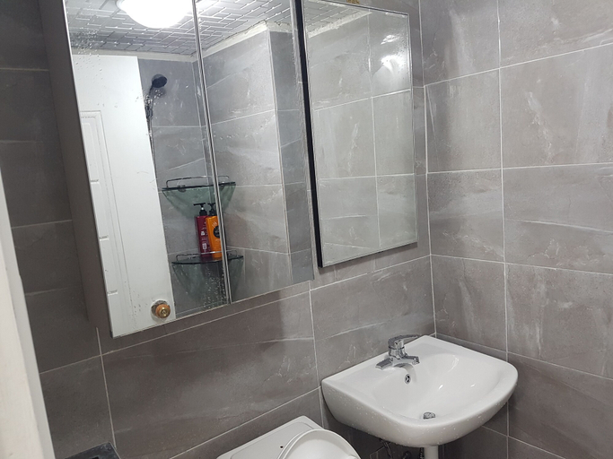 Bathroom 3, Hongdae Guesthouse, Mapo