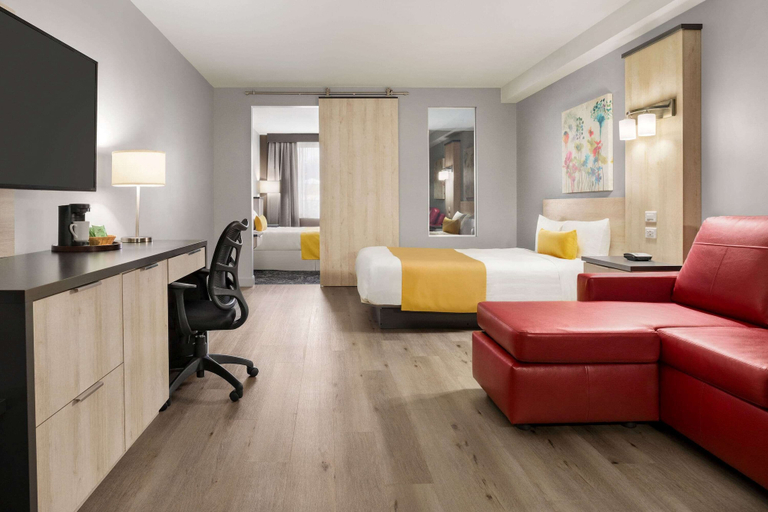 Bedroom 4, Travelodge by Wyndham Alma, Lac-Saint-Jean-Est