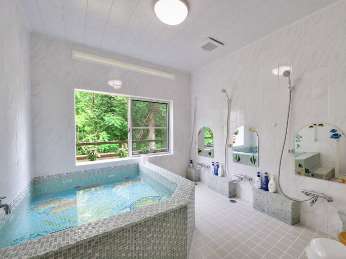 Bathroom 3, Château Le Fleur, Itō