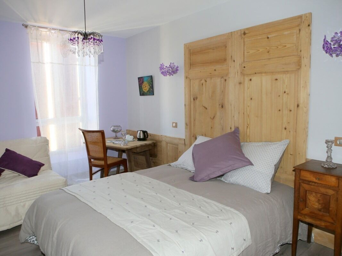 Bedroom 5, Aux Pierres Magiques, Rhône