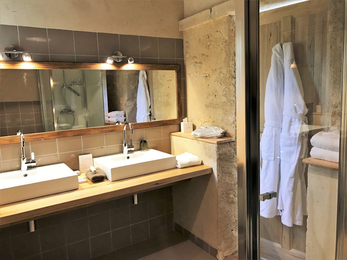 Bathroom 5, Domaine de Fontenille - Fontenille Collection, Vaucluse