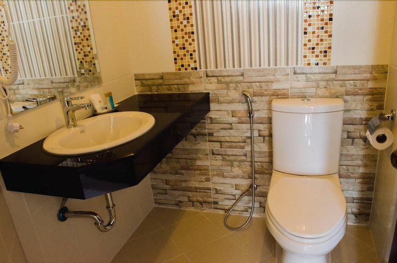 Bathroom 4, Excella Hotel, Muang Ubon Ratchatani