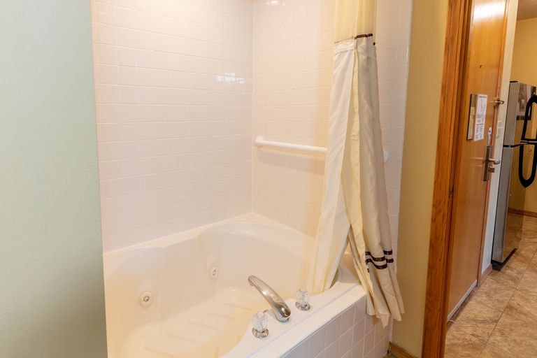Bathroom 4, Newport Resort, Door