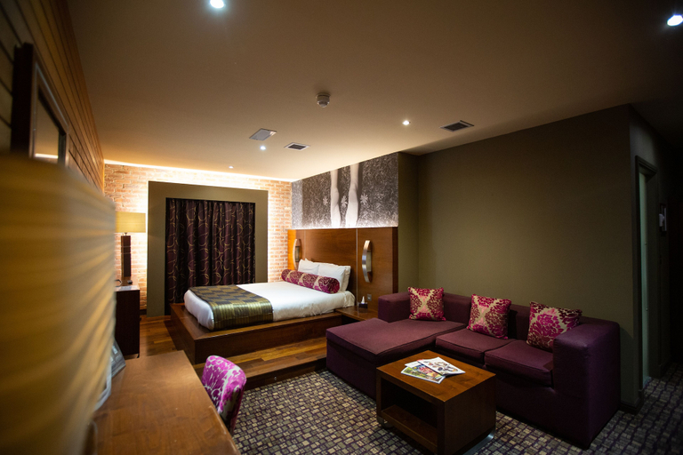 Bedroom 2, The Crown Hotel Bawtry, Doncaster, Nottinghamshire