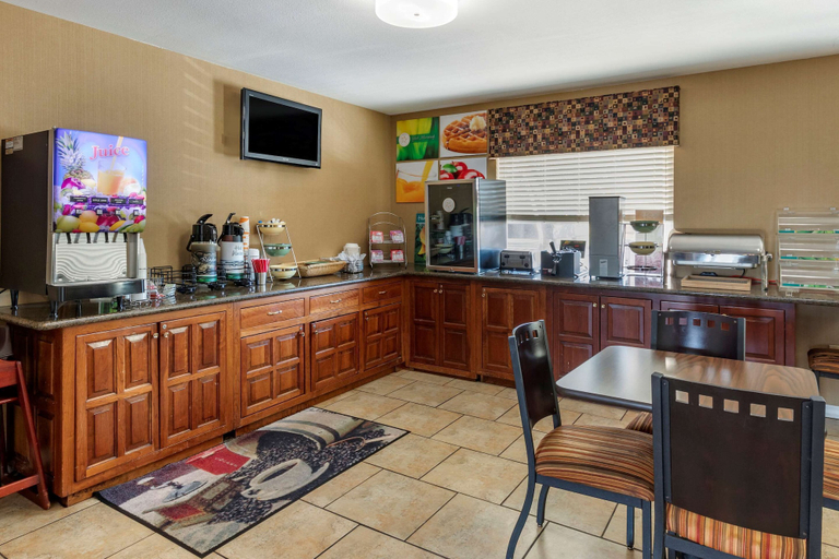 Food & Drinks 5, Quality Inn Russellville I-40, Pope