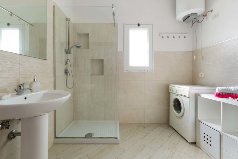 Bathroom 4, Villa Hoara, Brindisi