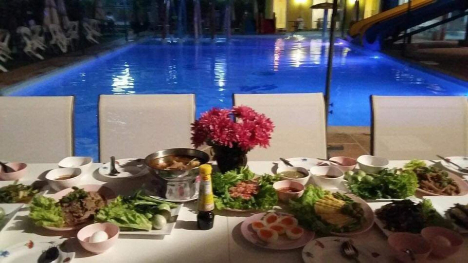 Food & Drinks 5, Turfan Hotel and Tigger Park, Phon Charoen