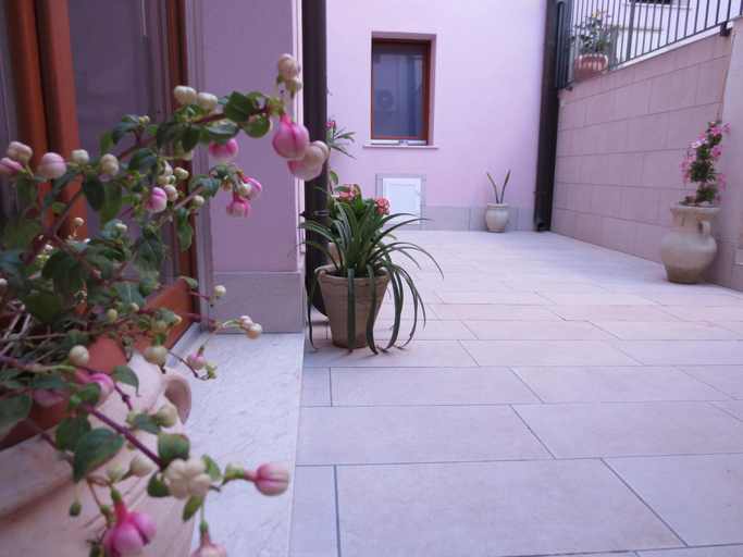 Others 4, B&B Vergilia, Syracuse