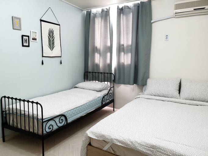 Bedroom 3, Y Road 135, Yeongdeungpo