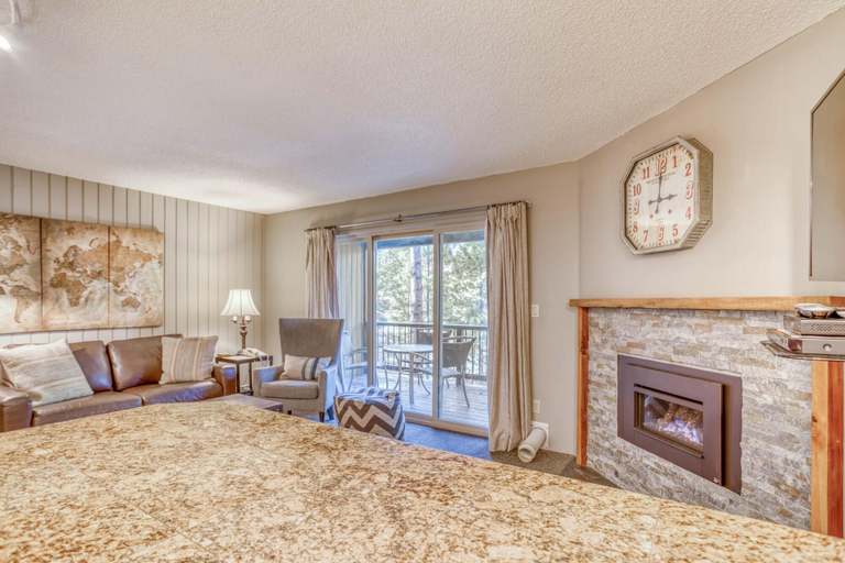Bedroom 1, Ski House 106 - Meredith Lodging, Deschutes