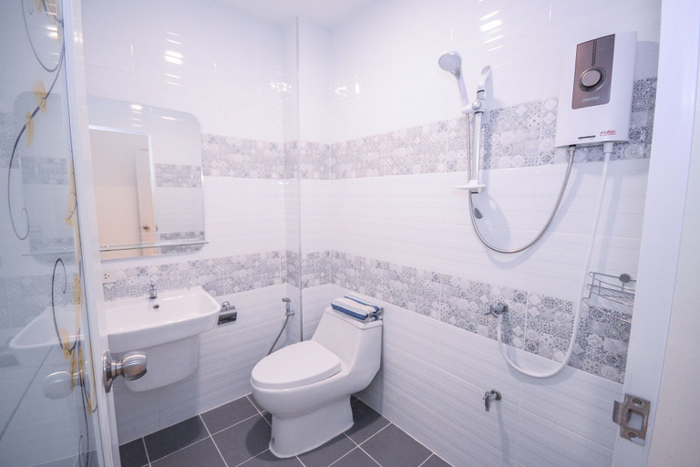 Bathroom 4, U-need Guesthouse, Phra Nakhon
