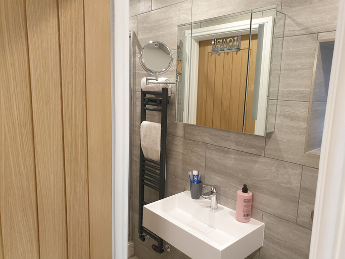 Bathroom 2, Marlow's Emerald 3 Bedroom House, Buckinghamshire