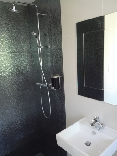 Bathroom 4, Hôtel de la seine, Seine-Saint-Denis