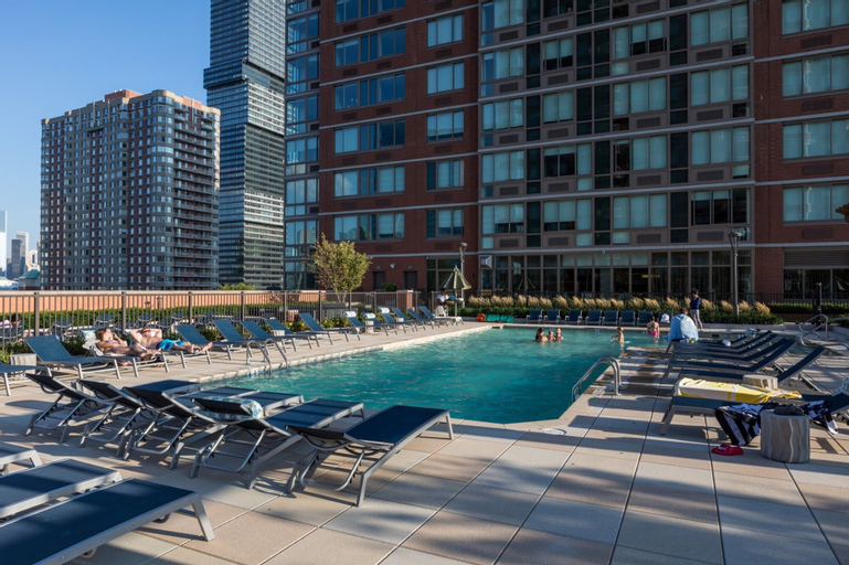 Bluebird Suites near Newport Center, Hudson