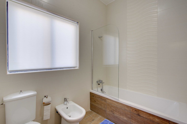 Bathroom, Seafront Apartment, Marvelous Views GR8 Location