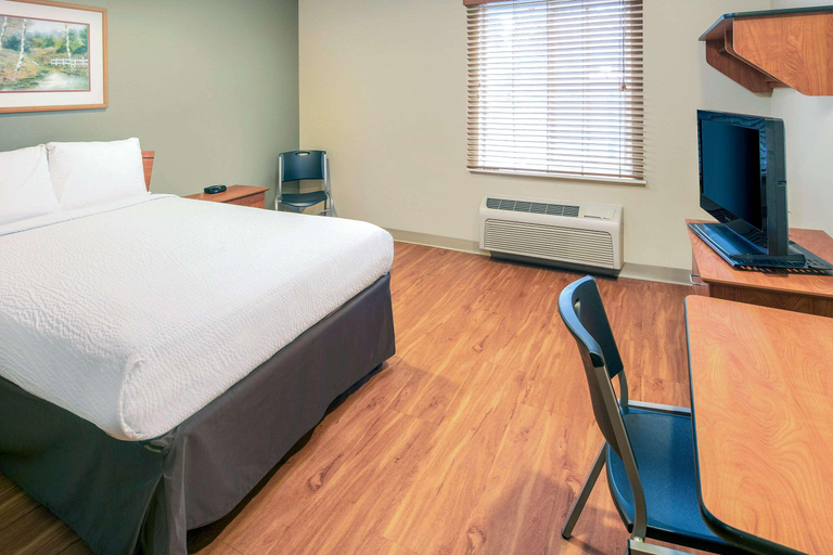 Bedroom 3, WoodSpring Suites Columbus NE I-270 Airport, Franklin