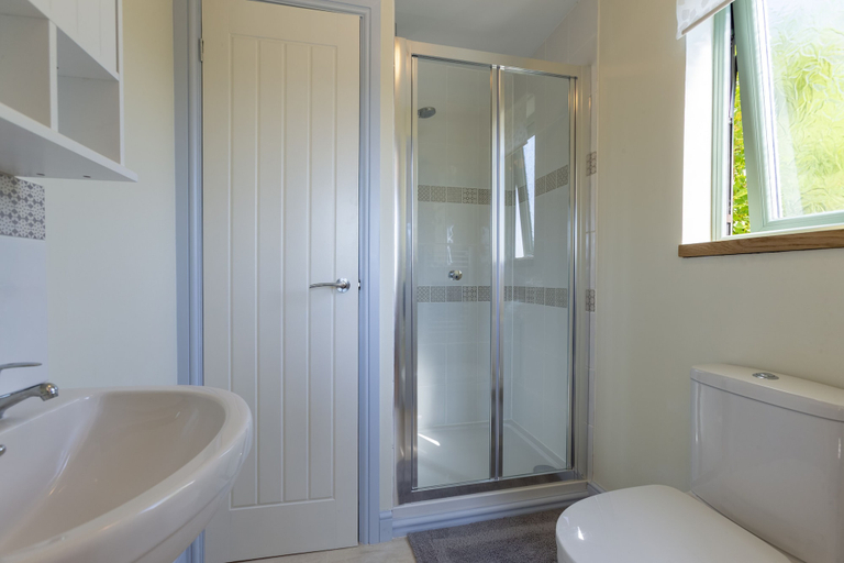 Bathroom 3, Lynstone Lakes, Cornwall