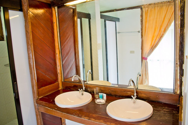 Bathroom 5, Caluwayan Palm Island Resort, Marabut