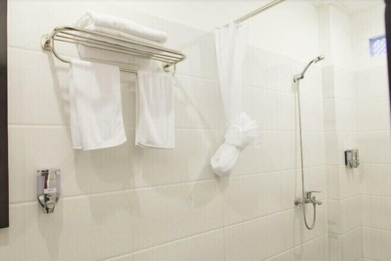 Bathroom 3, Brigade Manager Hotel, Phnom Penh