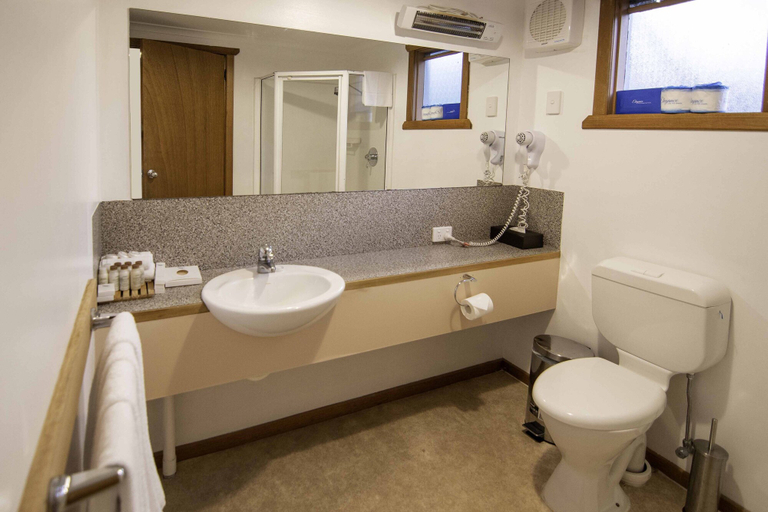 Bathroom 4, Lake St Clair Lodge, Central Highlands