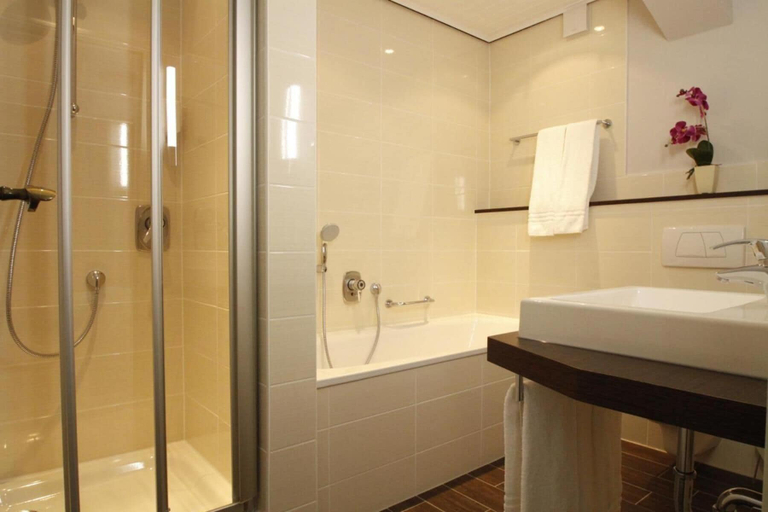 Bathroom 5, Hotel Kaiserhof, Wesel