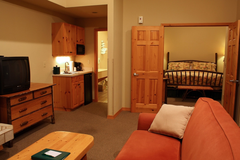 Bedroom 4, Mountain Lake Lodge, Lake