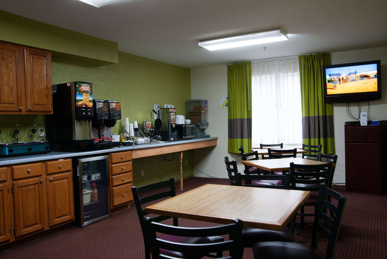 Food & Drinks 5, Super 8 by Wyndham Arkansas City KS, Cowley