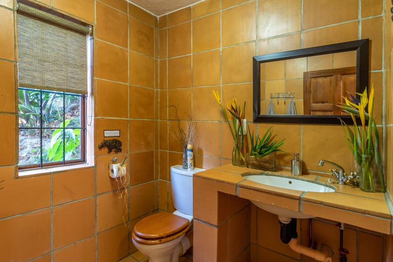 Bathroom 4, Ulwazi Rock Lodge, Ehlanzeni