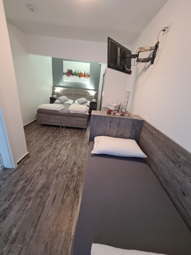Bedroom 4, Pension Zwei A, Leverkusen