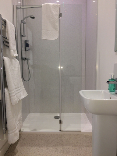 Bathroom 4, Kings Park Hotel, Nottinghamshire