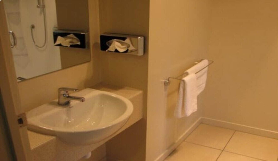 Bathroom 4, St John's Court Motel, Clutha