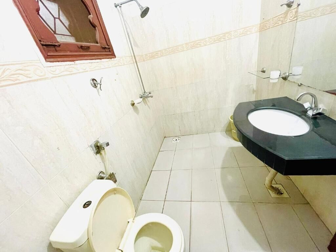 Bathroom 4, Hotel New Mid City, Multan