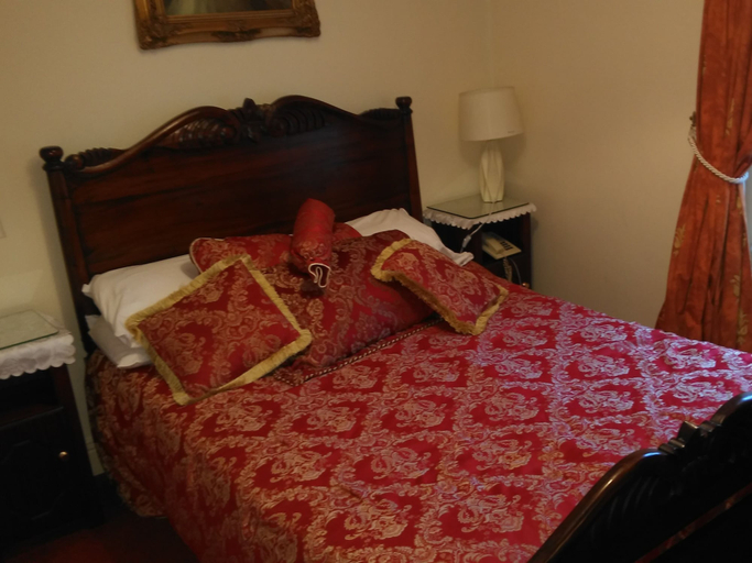 Bedroom 4, Fennessy's Hotel