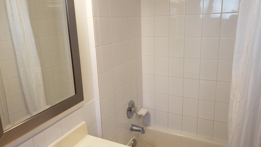 Bathroom 5, Wasaga Beach Inn And Cottages, Lake Hurron