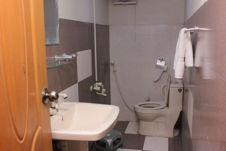 Bathroom 3, Hotel Royal Palace, Karachi