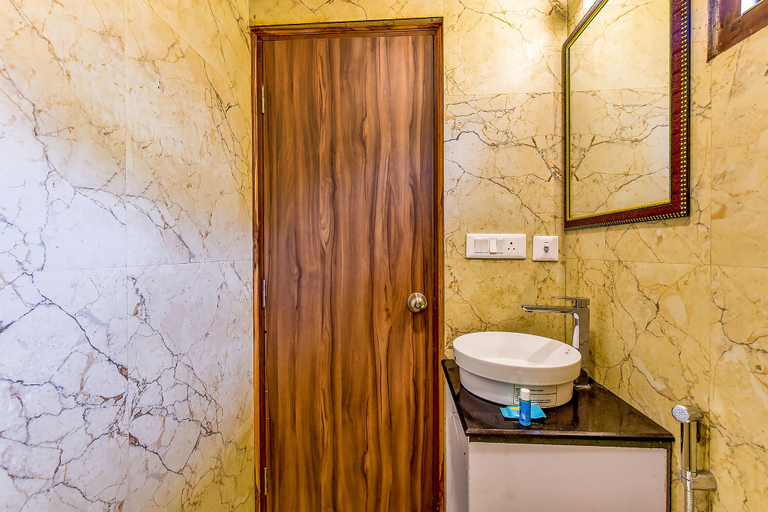 Bathroom 4, Fabhotel Clock View - Near clock tower, Dehradun